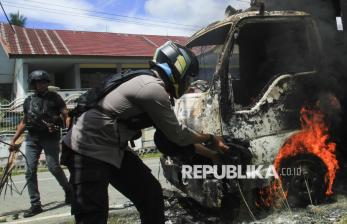 In Picture: Demo Tolak Kenaikan UKT di Kampus Uncen Ricuh, Truk Polisi Dibakar Massa