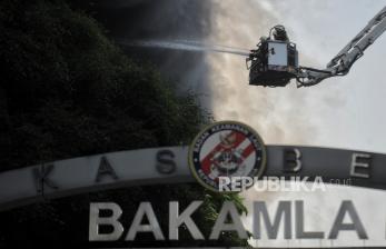 In Picture: Gedung Bakamla Kebakaran, 19 Unit Mobil Damkar Diterjunkan