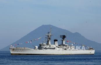 Parade Kapal Perang TNI AL di Perairan Teluk Manado