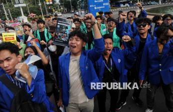 In Picture: Tolak Kenaikan PPN, Mahasiswa Gelar Aksi di Kawasan Patung Kuda