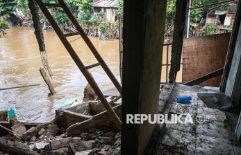 In Picture: Empat Rumah di Bantaran Sungai Ciliwung Longsor