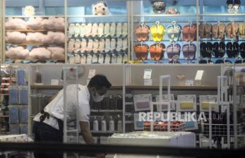 Pekerja saat beraktivitas di Mal Kuningan City, Jakarta, Selasa (10/8). Pemerintah melakukan pembukaan pusat perbelanjaan secara bertahap di sejumlah kota di masa perpanjangan PPKM Level 4. Namun, hanya pengunjung yang sudah divaksin dan berusia di atas 12 tahun yang bisa memasuki pusat perbelanjaan. Republika/Putra M. Akbar