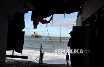 In Picture: Puluhan Rumah Warga di Mataram Rusak Tergerus Abrasi