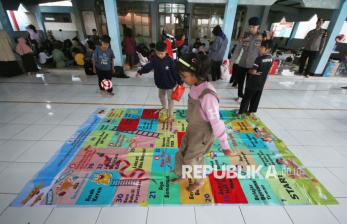 Pulihkan Trauma, Relawan Ajak Anak-anak Terdampak Longsor Cisarua Bermain Bersama