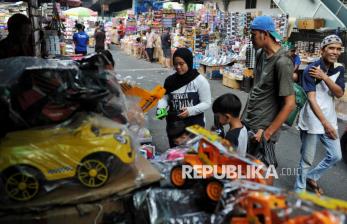 In Picture: Berburu Mainan Anak di Pasar Asemka