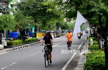 Bendera putih tanda berkabung dipasang di tepi Jalan Malioboro, Yogyakarta, Jumat (30/7). Pemasangan bendera putih ini sebagai tanda simbolis Malioboro Berkabung oleh Paguyuban Kawasan Malioboro. Hal ini imbas ditutupnya kawasan Malioboro selama pemberlakuan PPKM Darurat. Sehingga pedagang kaki lima sama sekali tidak ada pemasukan selama itu. Mereka meminta pelonggaran masuk ke Malioboro bagi pengunjung. Serta meminta kebijakan yang serta terobosan yang nyata berdampak bagi mereka.