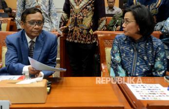 Menko Polhukam yang juga Ketua Komite Koordinasi Nasional PP TPPU Mahfud MD  berbincang bersama Menteri Keuangan (Menkeu) Sri Mulyani sebelum mengikuti rapat dengar pendapat bersama Komisi III DPR di Kompleks Parlemen, Senayan, Selasa (11/4/2023). Rapat tersebut membahas tentang laporan hasil rapat Komite Nasional TPPU terkait perkembangan isu transaksi keuangan mencurigakan di Kementerian Keuangan dengan nilai Rp349 triliun.