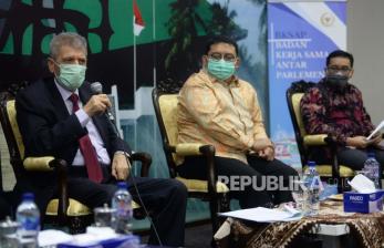 Duta Besar Palestina untuk Indonesia Zuhair Al Shun (kiri) bersama Ketua Badan Kerja Sama Antar Parlemen (BKSAP) DPR RI Fadli Zon (tengah) dan Direktur Jenderal Kerja Sama Multilateral Kementerian Luar Negeri Febrian A. Ruddyard (kanan) memberikan keterangan di Kompleks Parlemen, Senayan, Jakarta, Rabu (1/7). DPR RI menggalang dukungan anggota parlemen berbagai negara menentang Aneksasi Israel terhadap wilayah Palestina.Prayogi/Republika 