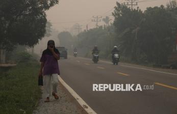 Kabut Asap Karhutla Selimuti Jalur Trans Kalimantan di Kubu Raya