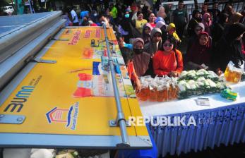 In Picture: Jual Sembako Dibawah Harga Pasar, Warga Serbu Gerakan Pangan Murah di Kudus