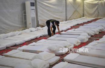 Seorang petugas mengecek kasur di tenda yang akan digunakan jamaah saat wukuf di Arafah, Arab Saudi, Rabu (21/6/2023).