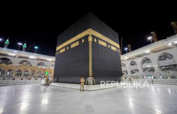 Ulama Arab Saudi Serukan Sholat Idul Fitri di Rumah. Petugas keamanan Kerajaan Arab Saudi berjaga di depan Kakbah, Makkah.