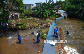 Petugas SDA Tambal Tanggul Baswedan yang Jebol dengan Karung Pasir