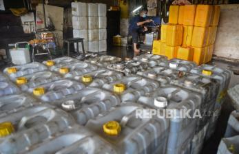 Pekerja mengisi minyak goreng curah ke dalam jeriken di salah satu agen penjualan minyak goreng di Jakarta, (ilustrasi). DPR sudah berusaha mengundang Menteri Perdagangan (Mendag) Muhammad Lutfi untuk mengkonfirmasi permasalahan tersebut, tetapi ia tak kunjung hadir dalam dua undangan rapat sebelumnya. 