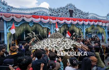Tradisi Grebeg Besar Keraton Solo, Warga Antusias Berebut Gunungan