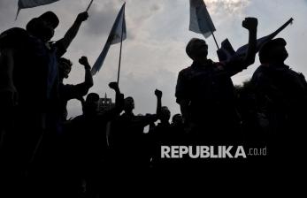 In Picture: Buruh Geruduk Kantor Kemenaker, Tuntut Revisi Kebijakan Upah