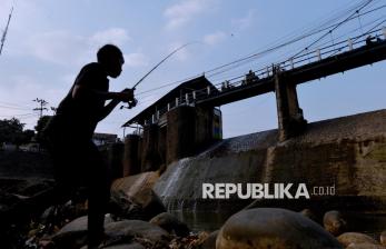 Saat Bendung Katulampa Menyusut, Warga Menemukan Ruang Baru di Dasar Sungai