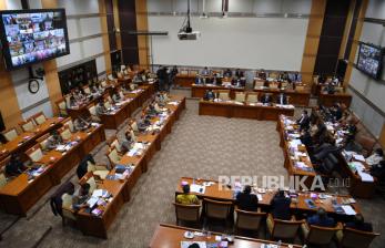 Suasana rapat kerja antara Kapolri Jenderal Pol Listyo Sigit Prabowo  dengan Komisi III DPR di Kompleks Parlemen, Senayan, Jakarta, Rabu (16/6/2021). Raker tersebut diantaranya membahas program 100 hari dan program prioritas Kapolri, pengungkapan kasus-kasus aktual, dan tindak lanjut atas pengaduan masyarakat. 