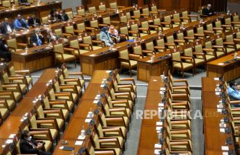 Sejumlah anggota DPR mengikuti rapat paripurna ke-26 masa persidangan V tahun 2021-2022 di Kompleks Parlemen, Senayan, Jakarta, Kamis (30/6/2022). Rapat Paripurna tersebut beragendakan diantaranya pengambilan keputusan atas RUU pembentukan Provinsi Papua Selatan, Provinsi Papua Tengah, dan Provinsi Papua Pegunungan, Penyampaian keterangan pemerintah ata RUU tentang pertanggungjawaban pelaksanaan APBN 2021, Pengesahan calon Hakim Agung dan calon Hakim AdHoc Tipikor pada Mahkamah Agung terpilih dan pendapat fraksi-fraksi terhadap RUU usul inisiatif anggota DPR RI tentang Kesejahteraan Ibu dan Anak. 