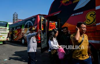 In Picture: Disdukcapil Bandung Lakukan Operasi Adminduk di Terminal Cicaheum