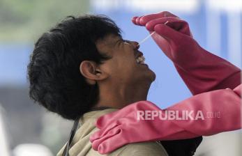 Warga menjalani swab test di kawasan Cilandak, Jakarta, Sabtu (3/10). Pemerintah melalui Kementerian Kesehatan menetapkan batas harga tertinggi swab test mandiri dengan metode real-time polymerase chain reaction (RT PCR) yaitu sebesar Rp 900.000. Republika/Putra M. Akbar