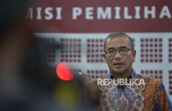 Ketua KPU Hasyim Asyari memberikan keterangan pers menyikapi keputusan Mahkamah Konstitusi atas Judicial Review Undang-undang Nomor 7 Tahun 2017 terkait Kewenangan Penyusunan Daerah Pemilihan pada Pemilu 2024 di Kantor KPU, Jakarta, Rabu (21/12/2022). Pasca putusan judicial review UU Nomor 7 Tahun 2017, KPU meminta bantuan kepada sejumlah akademisi pakar kepemiluan dalam menata dan menyusun daerah pemilihan (Dapil) DPR RI dan DPRD provinsi untuk Pemilu 2024. Republika/Prayogi