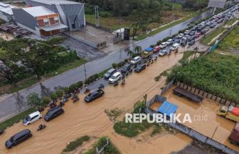 Jalan Brigjen M. Yoenoes Kendari Terendam Banjir, Lalu Lintas Macet 500 Meter