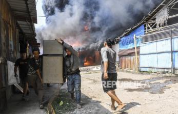 In Picture: Bangunan Semipermanen di Kalideres Diamuk si Jago Merah