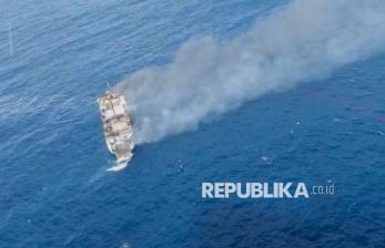 KMP Putri Yasmin Terbakar di Selat Lombok, Tim SAR Bergerak Evakuasi Penumpang
