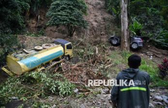 Jalur Utama Medan-Berastagi Lumpuh Total Akibat Longsor