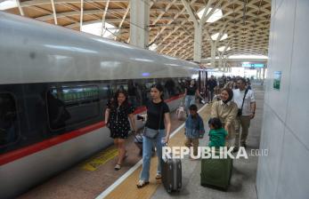 Stasiun Whoosh Dipadati Pemudik, Penjualan Tiket Tembus 100 Ribu