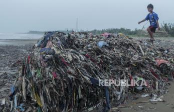 In Picture: Penumpukan Sampah di Pantai Cibutun Loji Sukabumi
