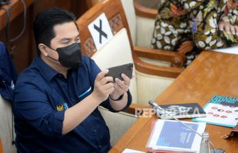 Menteri Badan Usaha Milik Negara (BUMN) Erick Thohir saat mengikuti rapat kerja dengan Komisi VI DPR di Kompleks Parlemen, Senayan, Jakarta, Kamis (18/3). Rapat tersebut membahas mengenai pembentukan Holding BUMN Ultra Mikro (UMi). Prayogi/Republika.