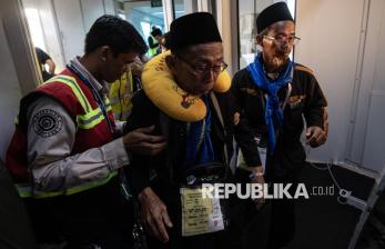Pemberangkatan Jamaah Calon Haji Kloter Pertama Embarkasi Palembang