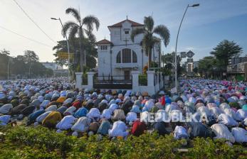 Sholat Idul Fitri berdampingan dengan Gereja Jatinegara