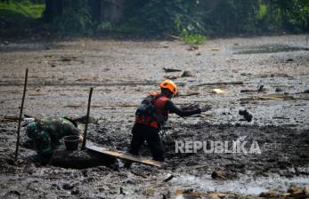 In Picture: Pencarian Korban Banjir Bandang Masih Terus Dilakukan di Tanah Datar