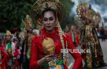 Semarak Pawai Bunga dan Budaya di Surabaya