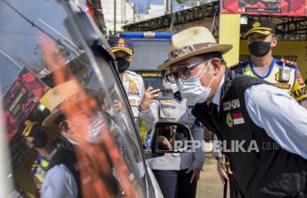 Gubernur Jawa Barat Ridwan Kamil (kanan) berbincang dengan pemudik saat meninjau Pos Terpadu Limbangan di Limbangan, Kabupaten Garut, Jumat (6/5/2022). Peninjauan tersebut bertujuan untuk meninjau secara langsung seluruh pelayanan pos terpadu bagi pemudik serta memastikan keamanan dan kelancaran arus balik Lebaran 2022 yang melalui kawasan tersebut. Foto: Republika/Abdan Syakura