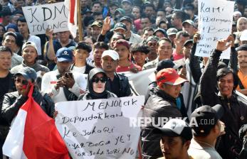 In Picture: Tolak Relokasi, Ratusan Pedagang Pasar Bogor Geruduk Balaikota