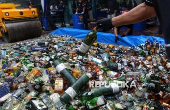 Kanwil Bea Cukai Jakarta Musnahkan 19.511 Botol Miras Ilegal