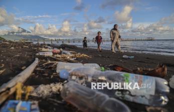 Pesona Pantai Kastela Ternate Tercoreng Sampah Laut