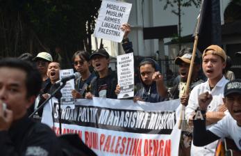 In Picture: Aksi Mahasiswa Bela Palestina di Gedung Sate Bandung