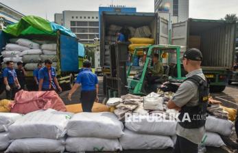 Bea Cukai Sita Tiga Kontainer Berisi Produk Garmen Impor Ilegal 