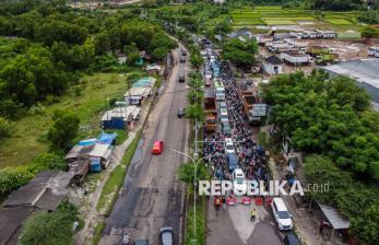 In Picture: Pemberlakuan Sistem Satu Arah di Kawasan Wisata Pantai Anyer