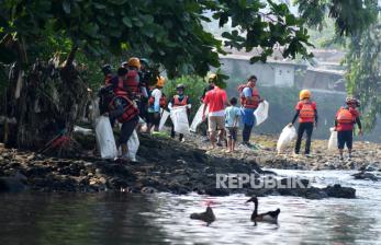 Peringati Hari Lingkungan Hidup, Relawan Gelar Aksi Bersihkan Sungai Ciliwung