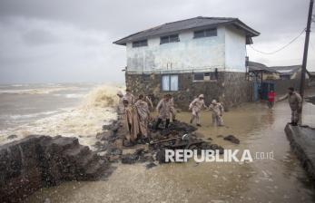 In Picture: Gelombang Laut Tinggi, Tanggul Penahan Ombak di Indramayu Jebol