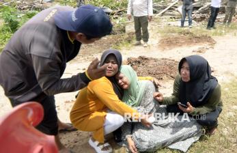 In Picture: Isak Tangis Warga Pecah saat Eksekusi Lahan di Lampung