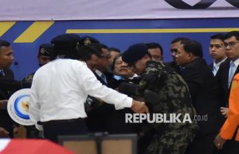 Menteri Wahyu Trenggono Jatuh Pingsan saat Upacara Pelepasan Korban Kecelakaan Pesawat ATR 42-500