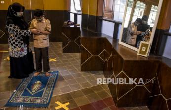 Sejumlah siswa Sekolah Dasar Luar Biasa (SDLB) mengikuti kegiatan praktek shalat dengan jarak saat uji coba pembelajaran tatap muka terbatas (PTMT) di SLBN Cicendo, Kota Bandung, Jumat (11/6). Uji coba pembelajaran tatap muka terbatas (PTMT) tersebut digelar dengan menerapkan protokol kesehatan Covid-19 seperti membatasi jumlah siswa yang hadir menjadi 20 persen dari kapasitas, menjaga jarak, dan menggunakan masker. Uji coba tersebut sebagai bentuk evaluasi dan memeriksa kesiapan sekolah di Kota Bandung sebelum pelaksanaan pembelajaran tatap muka yang rencananya akan digelar pada Juli 2021 mendatang. Foto: Republika/Abdan Syakura