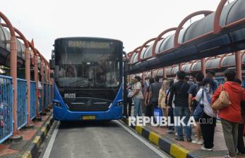 In Picture: Warga Rela Antre untuk Jajal Bus TrasJabodetabek Blok M-Bogor 